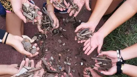 Piedras en  el campo de rugby del Ruth Beitia