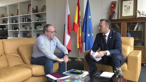 El consejero con el alcalde de Campoo de Yuso