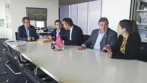 El consejero de Innovaci&oacute;n, Industria, Transporte y Comercio, Francisco Mart&iacute;n, se re&uacute;ne con el alcalde de Santo&ntilde;a, Sergio Abascal.