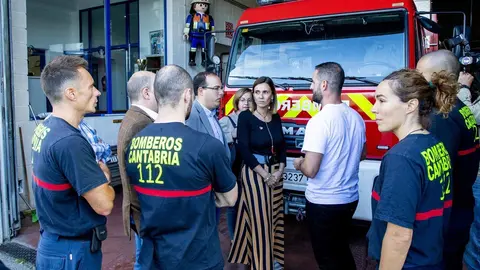 La consejera visita el parque de bomberos de Laredo