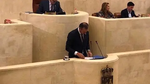 El consejero de Desarrollo Rural, Ganader&iacute;a, Pesca, Alimentaci&oacute;n y Medio Ambiente de Cantabria, Guillermo Blanco, en el Pleno