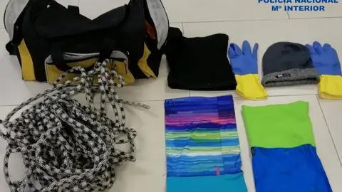 Efectos intervenidos a los dos detenidos