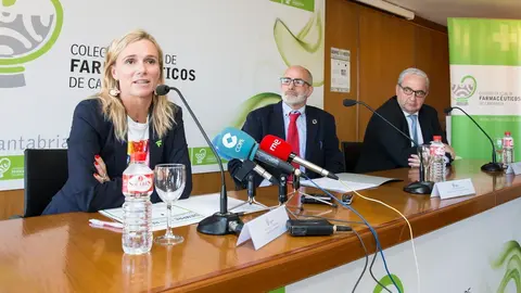 La presidenta del Colegio de Farmac&eacute;uticos, Rita de la Plaza, el consejero de Sanidad, Miguel Rodr&iacute;guez,  y el presidente del Colegio de M&eacute;dicos,  Javier Hern&aacute;ndez de Sande, en la presentaci&oacute;n de la campa&ntilde;a &lsquo;Siempre con receta&rsquo;