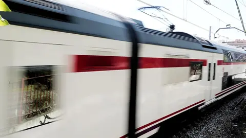 Un tren del servicio de Cercanias Renfe en una las vias de una estaci&oacute;n.