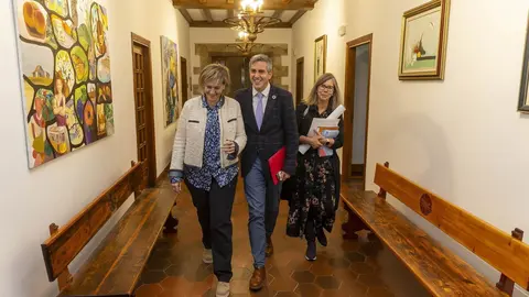 El vicepresidente y consejero de Universidades, Igualdad, Cultura y Deporte, Pablo Zuloaga, presenta con la alcaldesa de Camargo, en rueda de prensa, la VIII Feria de Mujeres Artesanas y Emprendedoras de Cantabria