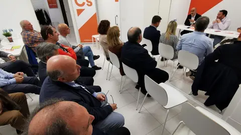 El candidato de Ciudadanos (Cs) al Congreso de los Diputados por Cantabria, Rub&eacute;n G&oacute;mez, en un encuentro con afiliados y simpatizantes de Santander