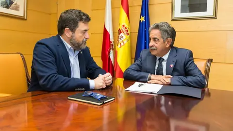 El presidente de Cantabria, Miguel &Aacute;ngel Revilla, recibe al decano del Colegio de Arquitectos de Cantabria, Mois&eacute;s Castro