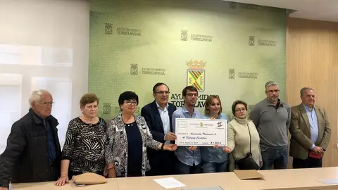 Las asociaciones de mayores entregan 1.000 euros a la Asociaci&oacute;n Tolerancia 0 al Bullying