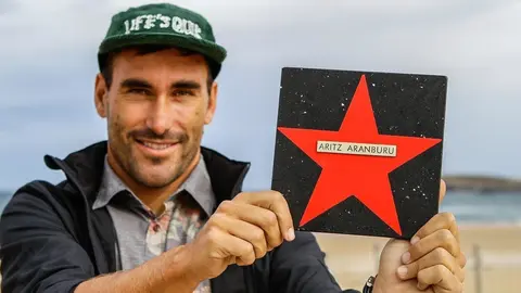 Aritz Aranburu descubre su estrella en el paseo de la fama del surf de Somo