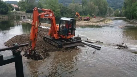 La CHC retira dep&oacute;sitos acumulados en el As&oacute;n a su paso por Ampuero