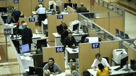 Funcionarios trabajan en la delegaci&oacute;n Especial de la Agencia Tributaria (AEAT ) en Madrid con motivo de la Campa&ntilde;a de Renta 2018 situada en la calle Guzm&aacute;n el Bueno de la capital.