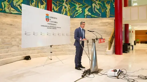 El vicepresidente y consejero de Universidades, Igualdad, Cultura y Deporte, Pablo Zuloaga, informa en rueda de prensa de los acuerdos del Consejo de Gobierno