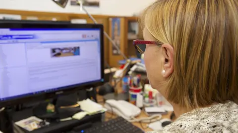 Trabajador con un ordenador en una imagen de archivo