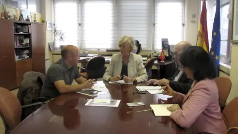 La consejera de Educaci&oacute;n, Formaci&oacute;n Profesional y Turismo, Marina Lomb&oacute;, se re&uacute;ne con el alcalde de B&aacute;rcena de Pie de Concha, Agust&iacute;n Mantec&oacute;n