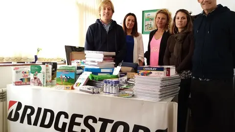 Entrega del material escolar al Ayuntamiento de Reoc&iacute;n por parte de Bridgestone