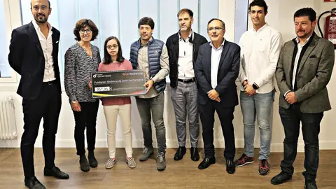 La Fundaci&oacute;n S&iacute;ndrome de Down recibe el cheque del 'Desaf&iacute;o &Oacute;scar Freire'