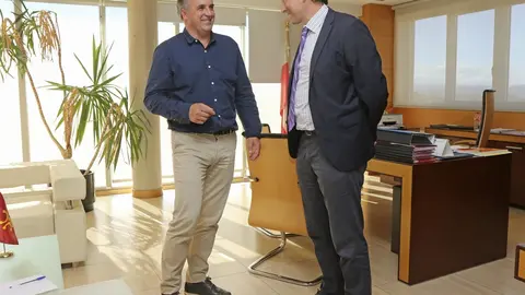 El consejero de Obras P&uacute;blicas, Ordenaci&oacute;n del Territorio y Urbanismo, Jos&eacute; Luis Gochicoa, recibe al alcalde de Vega de Li&eacute;bana, Gregorio Alonso.