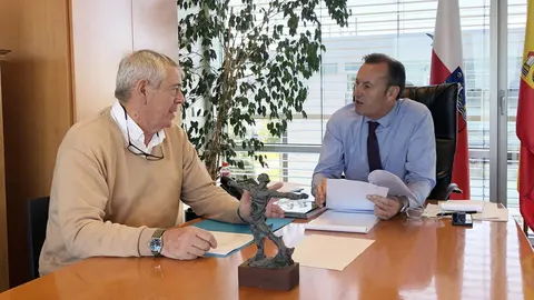 El consejero Guillermo Blanco y el alcalde de Bareyo