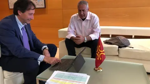 El alcalde de Hazas de Cesto, Jos&eacute; Mar&iacute;a Ruiz G&oacute;mez, se ha reunido con el consejero de Obras P&uacute;blicas, Jos&eacute; Luis Gochicoa