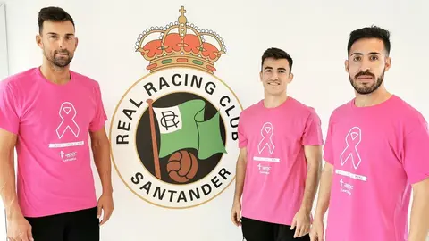 Jugadores del Racing con la camiseta de la AECC por el D&iacute;a contra el C&aacute;ncer de Mama