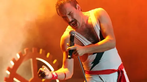 Pablo Pad&iacute;n, cantante de God Save The Queen, banda tributo de Queen