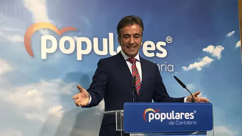 El candidato del PP de Cantabria al Congreso de los Diputados, Diego Movell&aacute;n, en rueda de prensa
