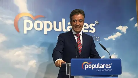 El candidato del PP de Cantabria al Congreso de los Diputados, Diego Movell&aacute;n, en rueda de prensa