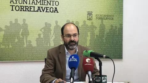 El concejal de Medio Ambiente, Salud P&uacute;blica e Infraestructura Verde, Jos&eacute; Luis Urraca, informa en rueda de prensa sobre la comisi&oacute;n