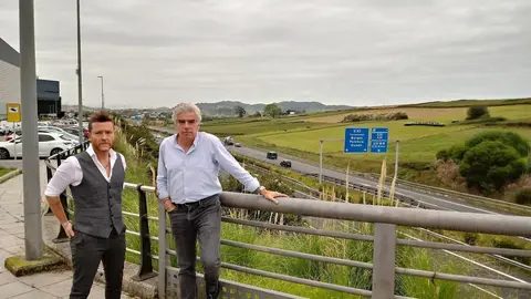 El portavoz regionalista, Jos&eacute; Mar&iacute;a Fuentes-Pila, junto al concejal regionalista, Vicente Nieto, frente a los terrenos de Rucandial