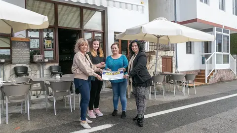 La alcaldesa de Polanco, Rosa D&iacute;az Fern&aacute;ndez, y a la concejal de Servicios Sociales, Isabel Herrera Landeras, en la entrega del dinero por parte de las promotores de la barbacoa solidaria