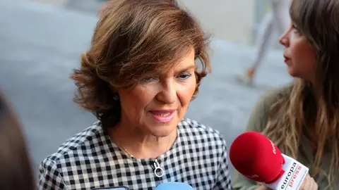 La vicepresidenta del Gobierno y ministra de Igualdad en funciones, Carmen Calvo, atiende a los medios de comunicaci&oacute;n en el marco del acto de entrega de premios GIRA Mujeres, en (Madrid/Espa&ntilde;a) a 8 de octubre de 2019.