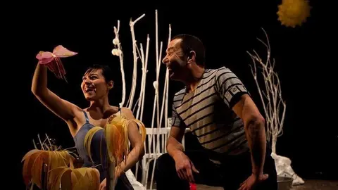 Escena de la obra 'Grillos y luci&eacute;rnagas'