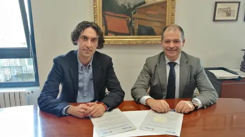 El alcalde de Astillero, Javier Fern&aacute;ndez Sober&oacute;n, y el rector de UNEATLANTICO, Rub&eacute;n Calder&oacute;n, firman un convenio para pr&aacute;cticas en el ayuntamiento