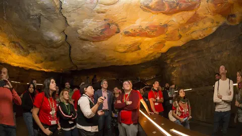 Zuloaga asiste a las actividades del programa 'Museo Joven' en Altamira