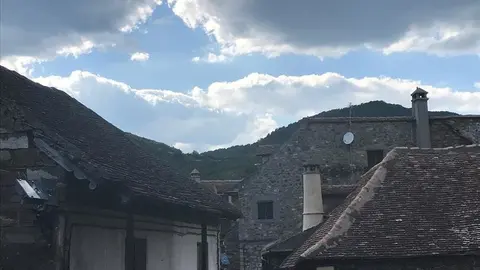 Pueblo, rural, monta&ntilde;a, nublado, cielo cubierto, tejado losas