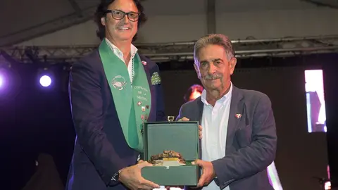 Revilla entrega el Premio N&eacute;cora 2019 al bailar&iacute;n Javier Castillo 'Poty'