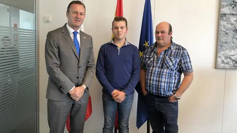 El consejero de Desarrollo Rural, Ganader&iacute;a, Pesca, Alimentaci&oacute;n y Medio Ambiente, Guillermo Blanco, recibe al ganadero Aurelio Mu&ntilde;oz, premiado  en el concurso nacional de raza parda