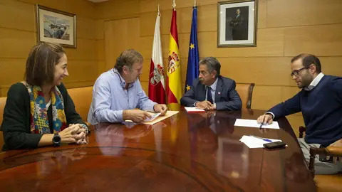 El presidente de Cantabria, Miguel &Aacute;ngel Revilla, recibe al alcalde de Vald&aacute;liga, Lorenzo Gonz&aacute;lez.