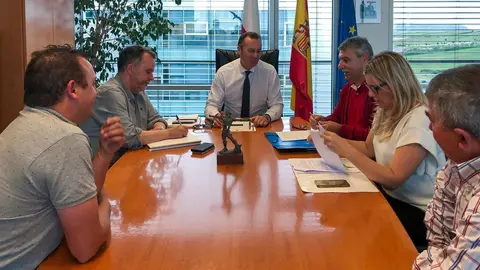 El consejero de Desarrollo Rural, Ganader&iacute;a, Pesca, Alimentaci&oacute;n y Medio Ambiente, Guillermo Blanco, se ha reunido con el presidente de la Sociedad de Caza y Pesca 'Picos de Europa' de Li&eacute;bana, Santos G&oacute;mez