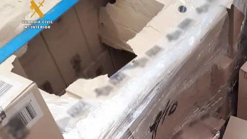 Cajas del interior del remolque en las que se ocultaron los tres detenidos
