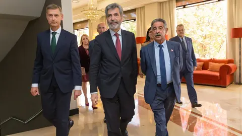 El presidente del Supremo, Carlos Lesmes, con Revilla y L&oacute;pez del Moral en el acto de apertura de las XVI Jornadas Anuales de presidentes de tribunales superiores de justicia