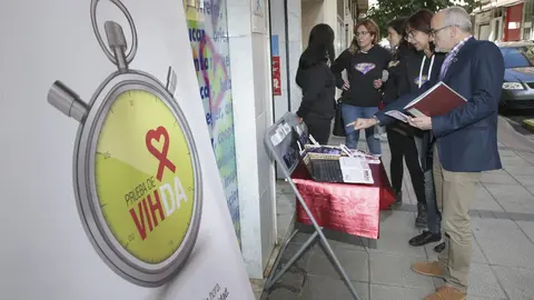 Consejero de Sanidad apoya campa&ntilde;a promoci&oacute;n prueba VIH