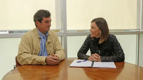 Alcalde de Pesaguero con consejera de Presidencia