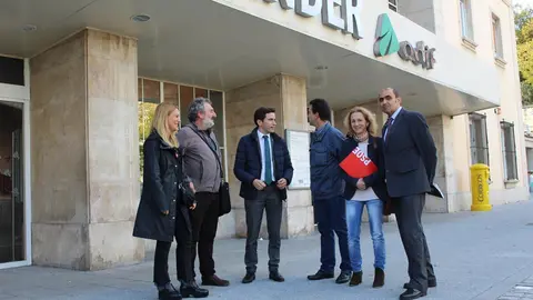 El candidato del PSOE, Pedro Casares, con miembros del comit&eacute; de Renfe y Feve