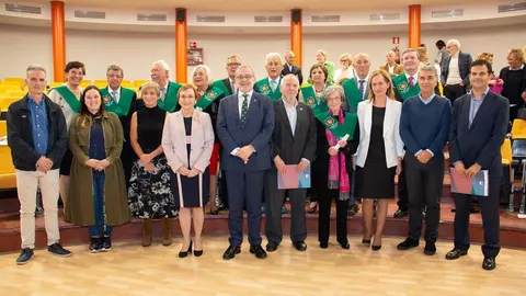 Grupo de los graduados acompa&ntilde;ados por distintas autoridades