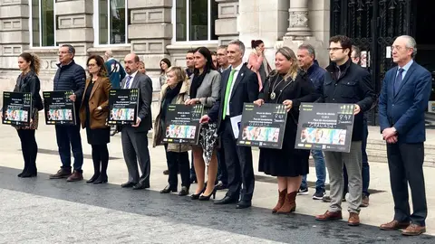 Minuto de silencio en la Plaza del Ayuntamiento por la mujer asesinada en Granada