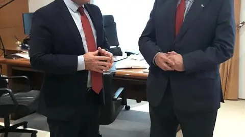 El embajador de Cuba en Espa&ntilde;a, Gustavo Mach&iacute;n, con el presidente del Parlamento de Cantabria, Joaqu&iacute;n G&oacute;mez