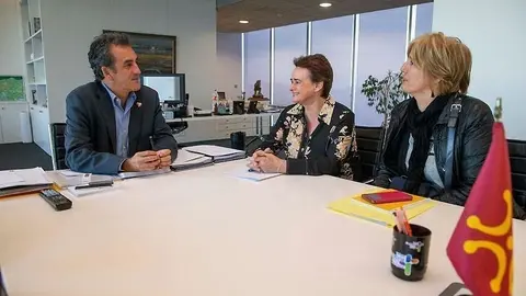 El consejero de Innovaci&oacute;n, Industria, Transporte y Comercio, Francisco Mart&iacute;n, se reune con representantes del sindicato T&Uacute;