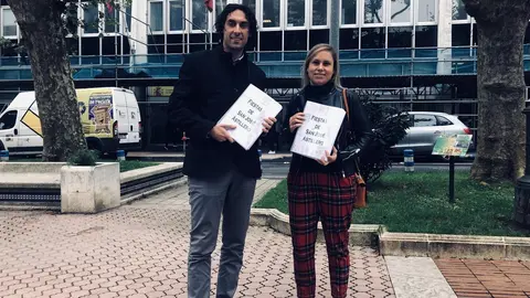 El alcalde de Astillero, Javier Fern&aacute;ndez Sober&oacute;n, acompa&ntilde;ado de la concejala de Festejos, Cristina Laza, registra la petici&oacute;n