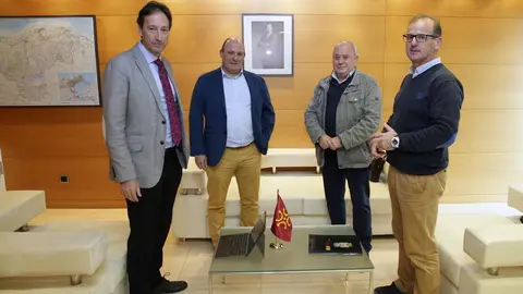 El consejero de Obras P&uacute;blicas, Ordenaci&oacute;n del Territorio y Urbanismo, Jos&eacute; Luis Gochicoa, con el alcalde de Santillana del Mar, &Aacute;ngel Rodr&iacute;guez, entre otros